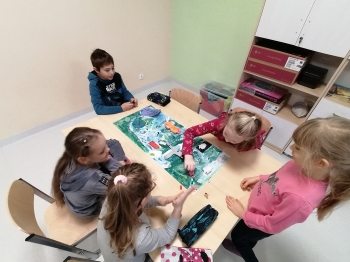 Uczniowie klasy II grają w gry zrobione przez siebie.