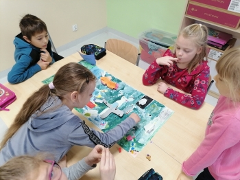 Uczniowie klasy II grają w gry zrobione przez siebie.