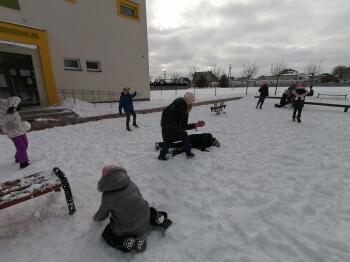 Zabawy na śniegu klasa III (15)
